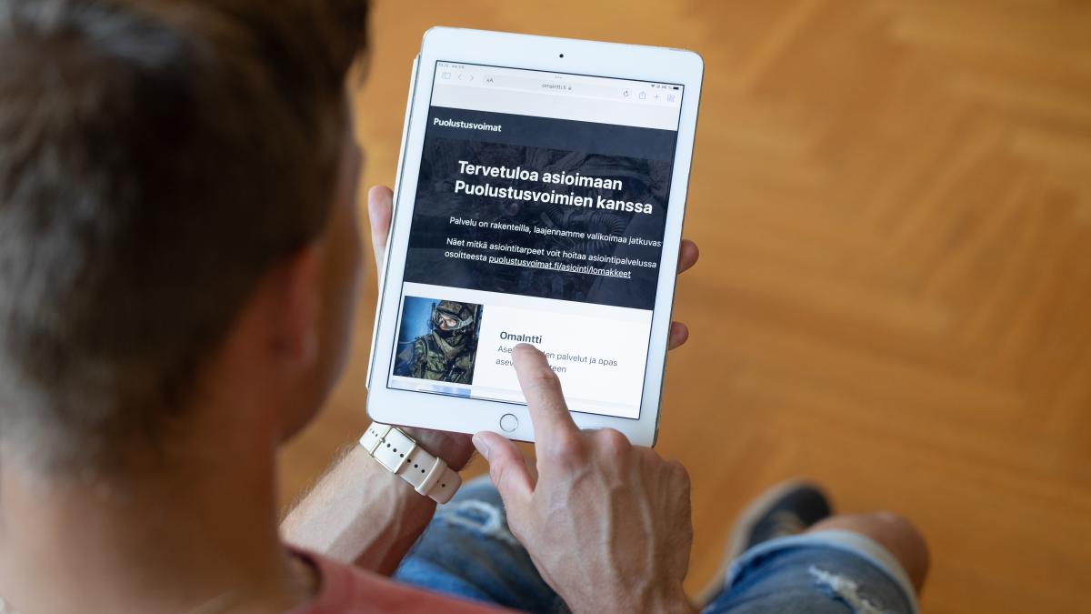 Kuvassa Ipad, jonka ruudulla näkyy OmaIntti-palvelu.